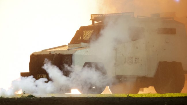 Día del Joven Combatiente: Lanzan molotovs a Carabineros en Villa Francia y San Bernardo