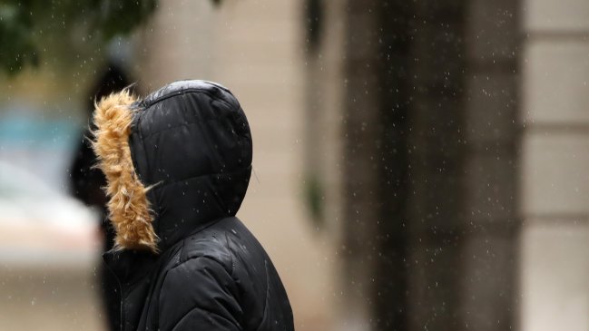 Varios cortes de luz en la Región Metropolitana en lluviosa jornada dominical