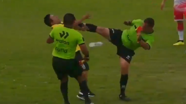 [VIDEO] Digno de la WWE: Arbitro pateó a un asistente técnico en la Copa Perú