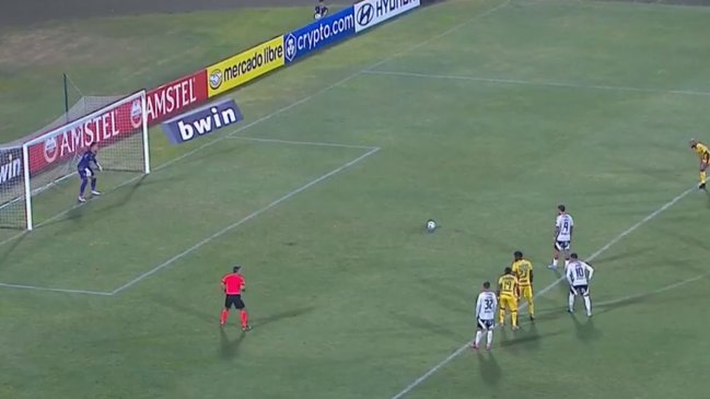 [VIDEO] Colo Colo descontó ante Bucaramanga con un penal de Javier Correa