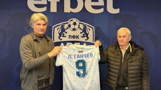 Club búlgaro homenajeó a histórico exdelantero tras darlo por muerto