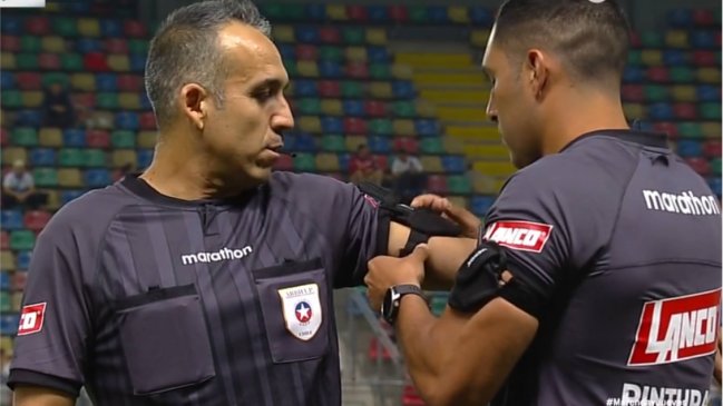 Arbitros retrasaron a modo de protesta el duelo de la UC y San Luis en la Copa Chile
