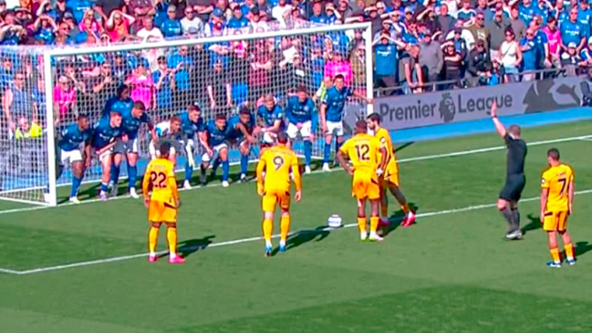 [VIDEO] La insólita barrera que armó Ipswich Town para evitar el gol de Wolverhampton