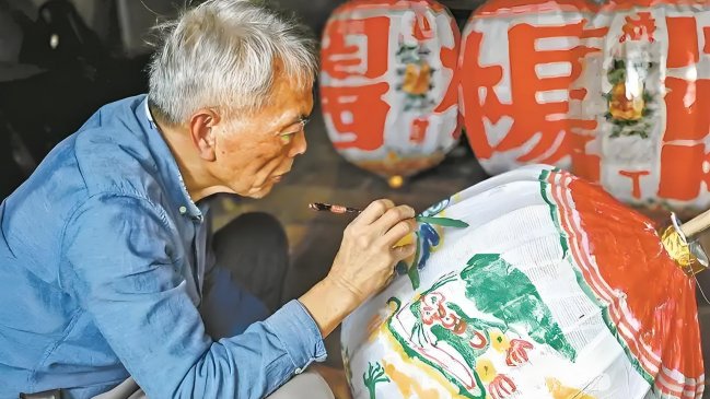 Artesano de Xiamen ilumina el legado tradicional de las linternas con un toque moderno