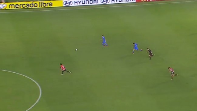 [VIDEO] Leandro Fernández intentó un gol de mitad de cancha en una contra ante Estudiantes