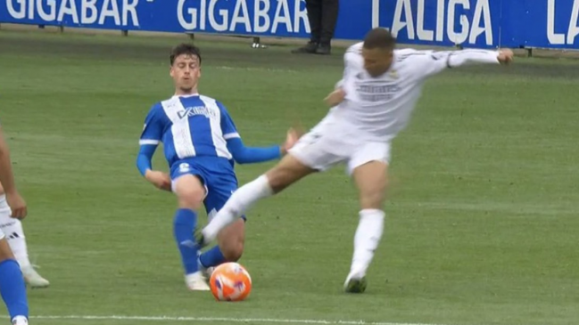 Mbappé fue expulsado por brutal planchazo contra Deportivo Alavés
