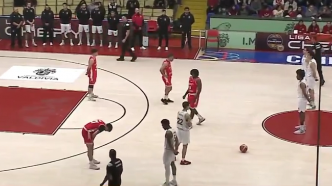 [VIDEO] El homenaje del equipo de baloncesto de Colo Colo a los hinchas fallecidos