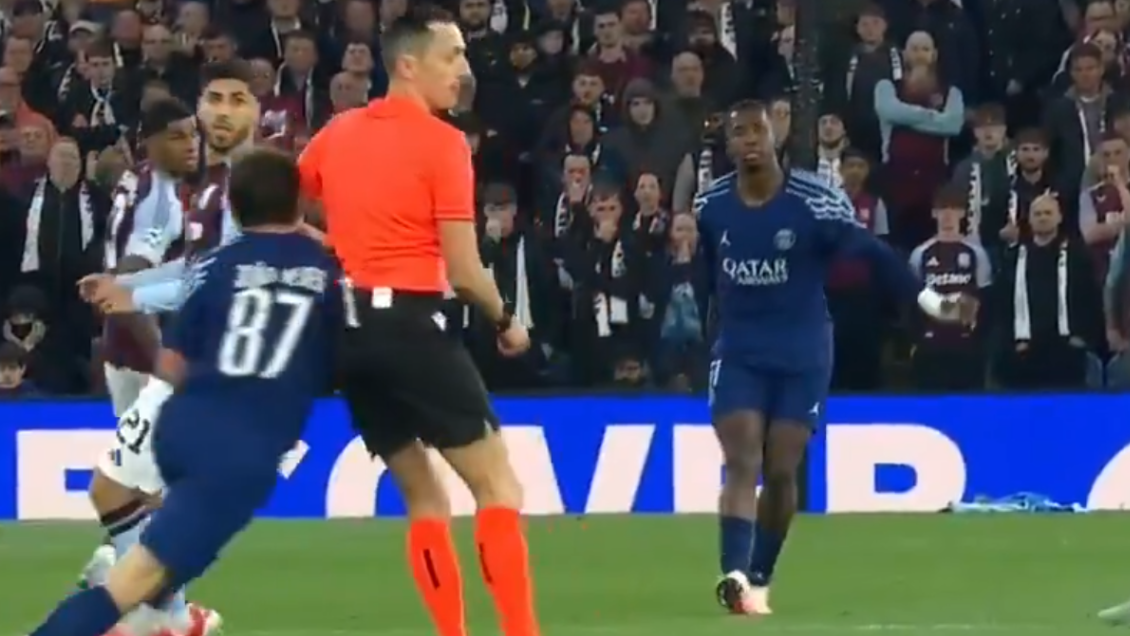 [VIDEO] Arbitro le dio un codazo a jugador de PSG - Cooperativa.cl