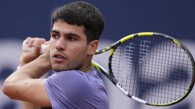 Alcaraz tuvo exigido triunfo en su estreno en Barcelona ante el novato Quinn