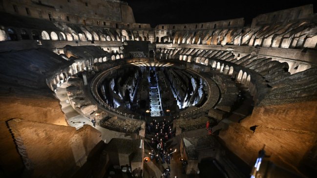 Las meditaciones del papa guían el vía crucis en el Coliseo sin su presencia
