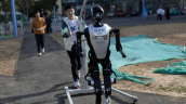 Veinte robots humanoides competirán contra humanos en maratón china