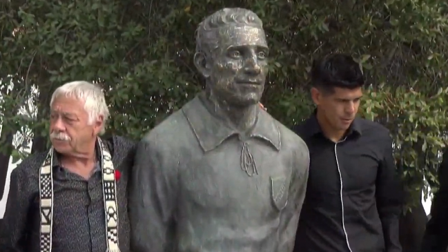 Colo Colo inauguró la estatua de David Arellano en el Estadio Monumental