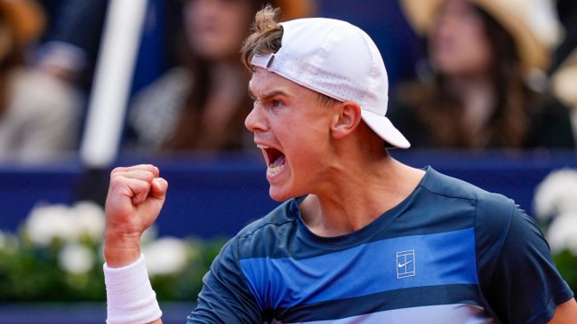 Holger Rune sorprendió a Alcaraz y se quedó con el título en el Conde de Godó