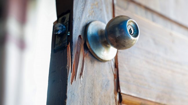 Delincuentes encapuchados atacan hogar y golpean a familia en Maipú