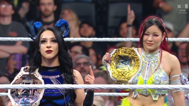 Stephanie Vaquer hizo historia en WWE y debutó con lucha de campeonas en Monday Night RAW