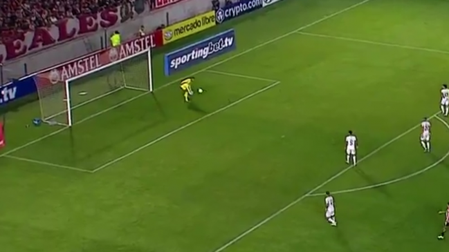 [VIDEO] El blooper del arquero John Víctor en el gol de Estudiantes a Botafogo en la Libertadores