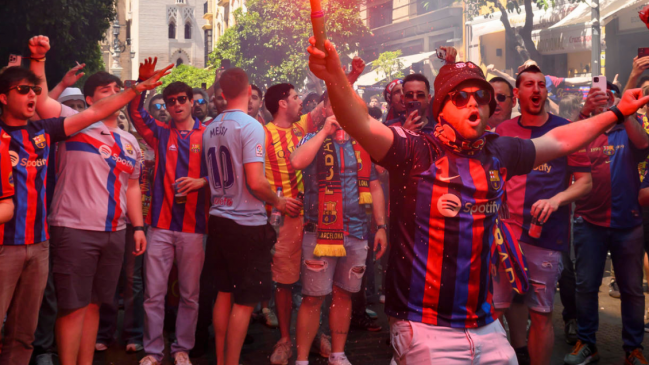 Hinchas de Real Madrid y Barcelona protagonizaron pelea en la previa de la final de Copa del Rey