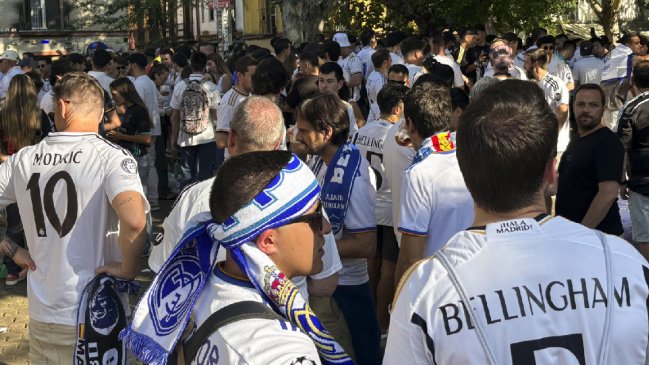 [VIDEO] Hinchas de Real Madrid intentaron quemar camiseta de Lamine Yamal