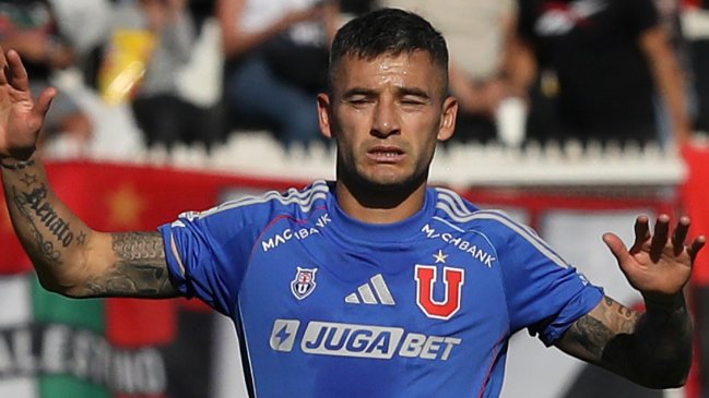 Charles Aránguiz dejó la cancha en camilla y preocupó a Universidad de Chile