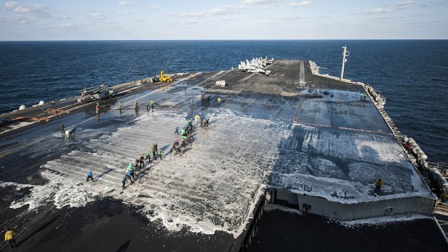 Caza estadounidense cayó por la borda de un portaviones en el Mar Rojo