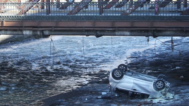 Auto chocó y terminó volcado en el Río Mapocho