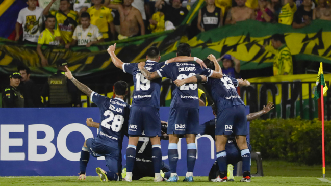 Racing goleó a Atlético Bucaramanga y tomó la cima del grupo de Colo Colo