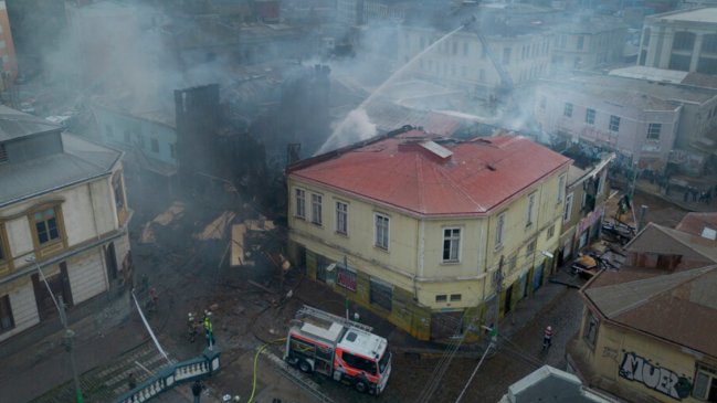 Incendio en Barrio Puerto de Valparaíso deja tres desaparecidos