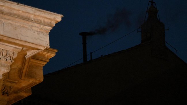 Humo negro: Primer día del cónclave terminó sin elección del papa