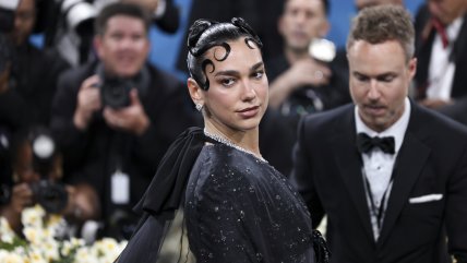   Dua Lipa ahora versionó a Manu Chao: cantó en vivo 