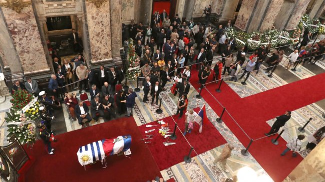 El público despide a José Mujica en el Palacio Legislativo de Montevideo