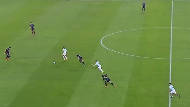 [VIDEO] Solari anotó el tercero para Racing tras un grosero error defensivo de Colo Colo