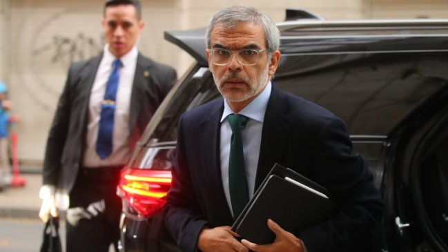 Ministro Cordero por reunión de plantel de Colo Colo con barristas: Es una pésima señal