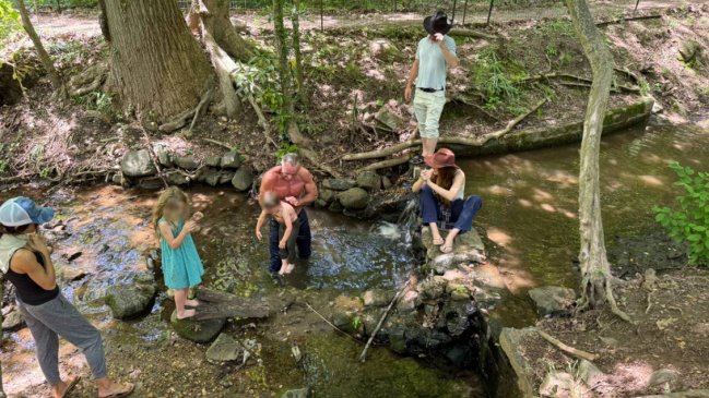 Secretario de Salud de EEUU y antivacunas se bañó en arroyo con heces junto a sus nietos