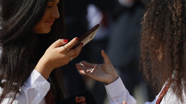 Congreso de Perú aprobó ley que limita el uso de celulares en colegios