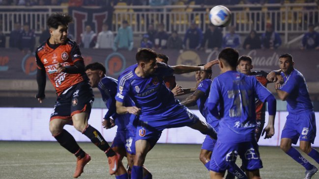 [VIDEO] Brian Torrealba entró y adelantó a Limache con un cabezazo ante la U