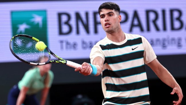 Carlos Alcaraz pasó un susto ante Marozsan antes de avanzar en Roland Garros