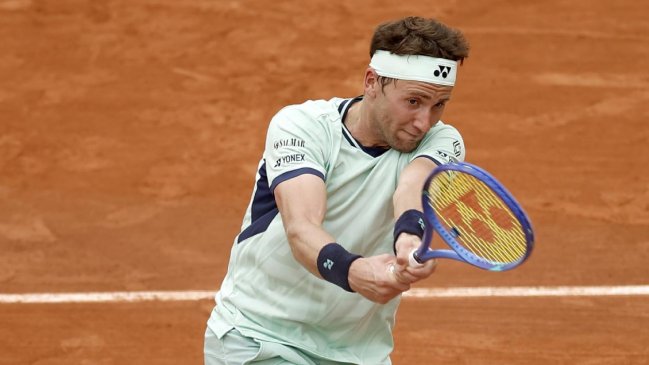 Casper Ruud sufrió problemas físicos y cayó en segunda ronda de Roland Garros