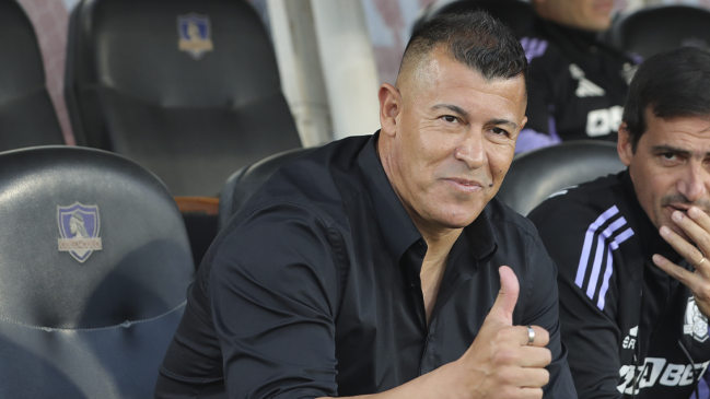Jorge Almirón seguirá al mando de la banca de Colo Colo