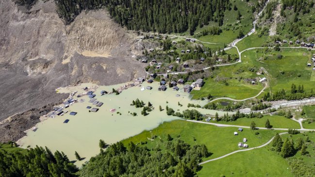 Glaciar alpino colapsó en Suiza: Pueblo quedó sepultado y hay riesgo de inundaciones
