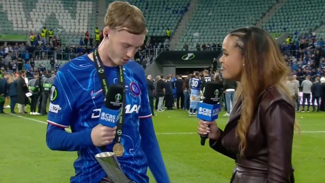 [VIDEO] La divertida explicación de Cole Palmer tras guardar un trofeo en su entrepierna