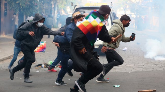 Afines a Evo Morales se enfrentan con policías y anuncian bloqueo nacional en Bolivia