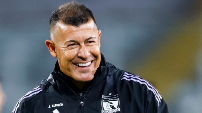 Jorge Almirón vio el partido de Colo Colo en el aeropuerto