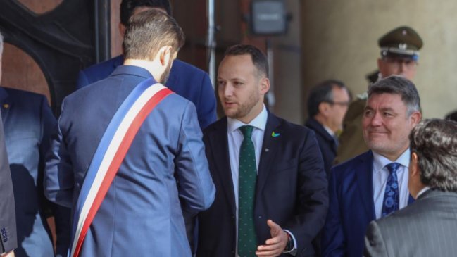 Adopciones: la carta que recibió Boric al llegar al Congreso