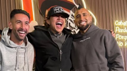   Arturo Vidal y Mauricio Isla compartieron con cantante de música urbana 