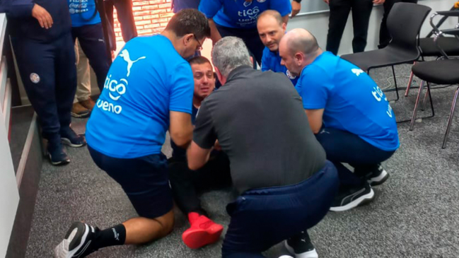 [VIDEO] Gustavo Alfaro ayudó a un fotógrafo que se descompensó en mitad de la rueda de prensa