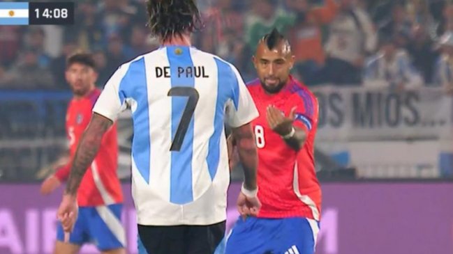 [VIDEO] Arturo Vidal desafió a De Paul en áspera disputa de un balón