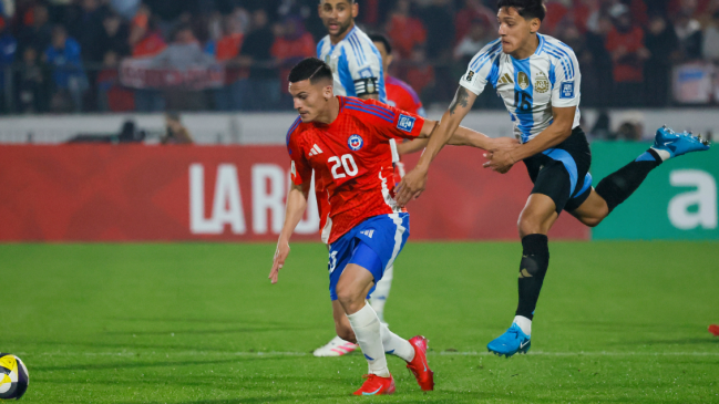 [VIDEO] El palo ahogó el grito de gol para Chile tras un gran remate de Lucas Cepeda