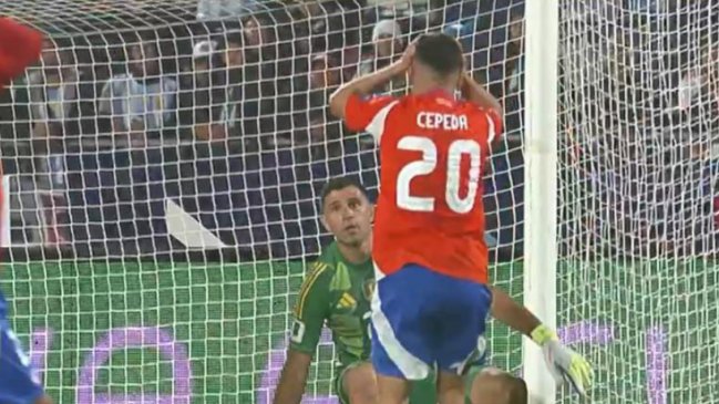 [VIDEO] ¡Era el empate! Cepeda elevó su remate en el área de Argentina