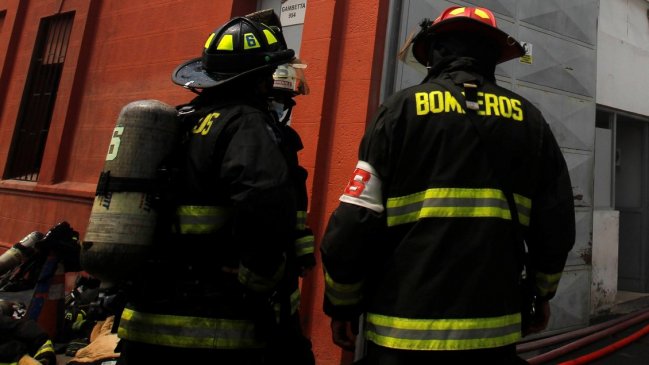 Incendio consumió una casa y dejó dos personas heridas en Iquique
