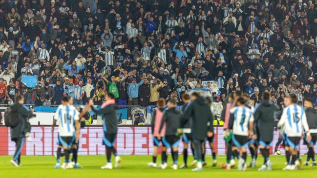 [VIDEO] Hinchada de Argentina se acordó de Chile con burlesco cántico